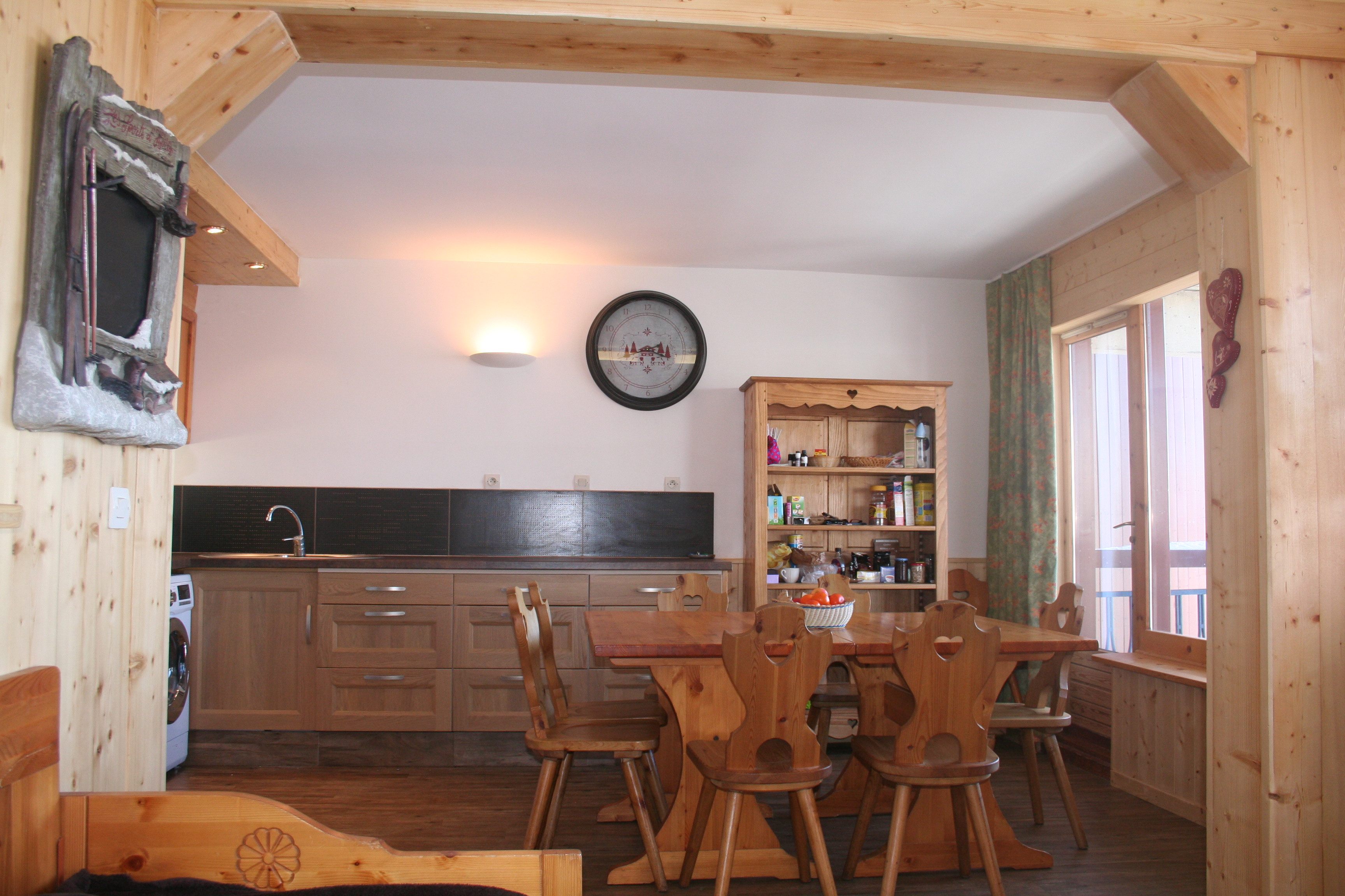 Cuisine ouverte dans une grande pice  vivre